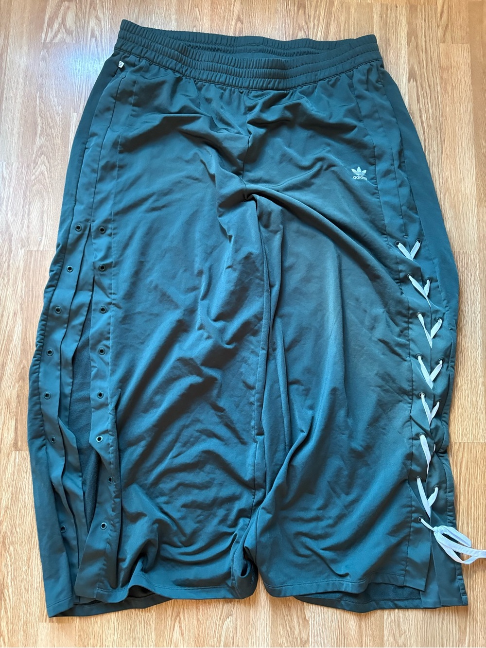 Adidas laced wide leg size 3X women’s *missing left lace